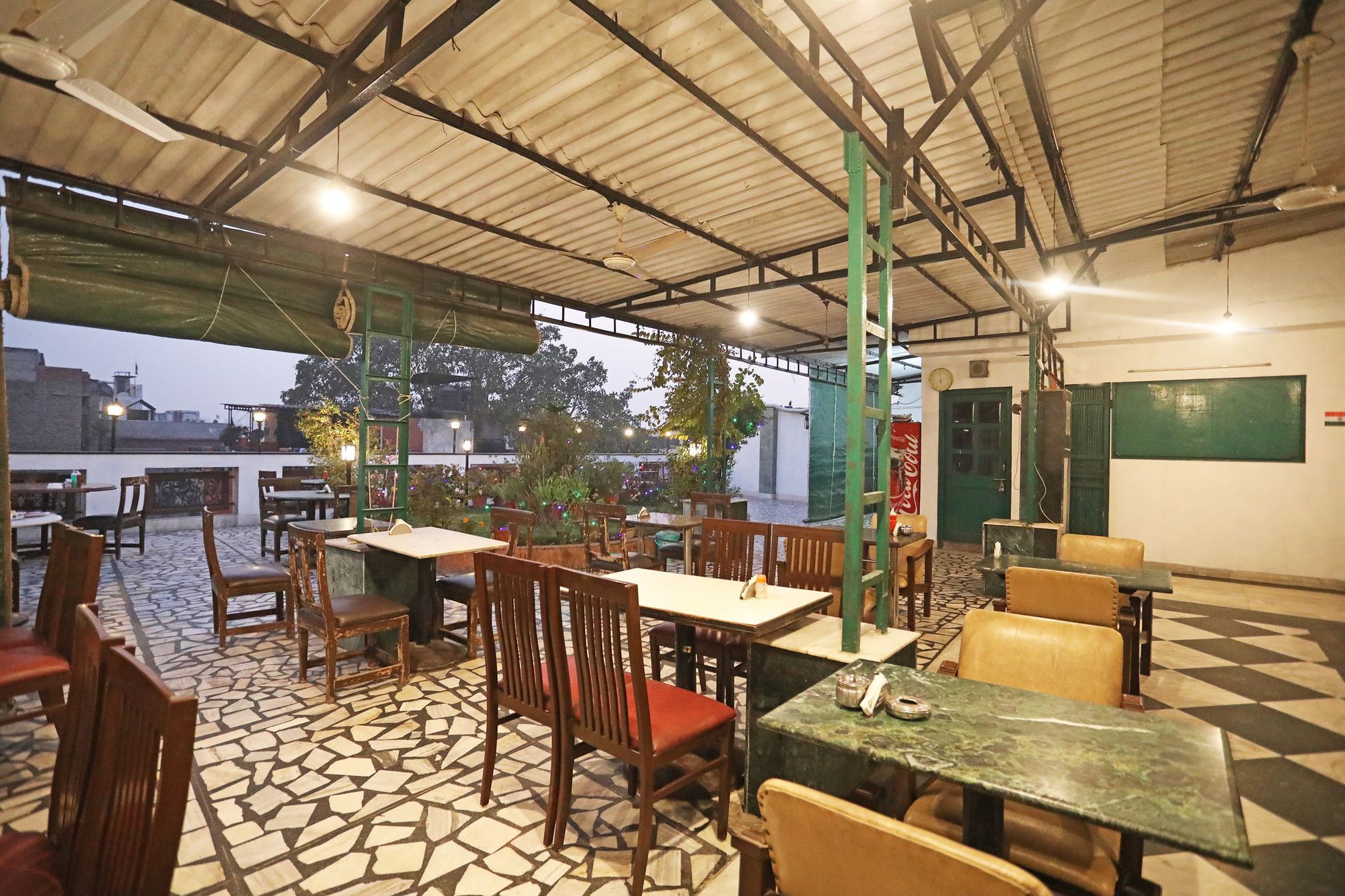 Capital O 10750 Hotel Vivek Neu-Delhi Exterior foto